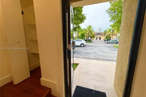 Condo in North Miami Beach, Florida, 3 bedrooms  № 1898308 - photo 4