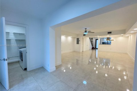 Condo in North Miami Beach, Florida, 3 bedrooms  № 1898308 - photo 12