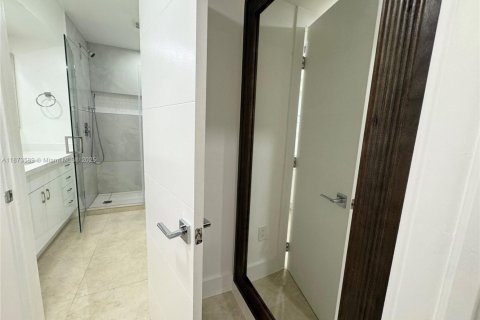 Condo in North Miami Beach, Florida, 3 bedrooms  № 1898308 - photo 29