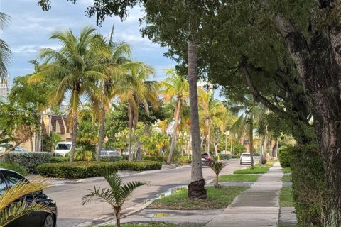 Condo in North Miami Beach, Florida, 3 bedrooms  № 1898308 - photo 1