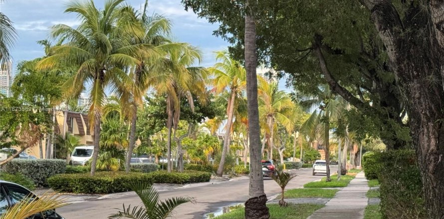 Condo in North Miami Beach, Florida, 3 bedrooms  № 1898308