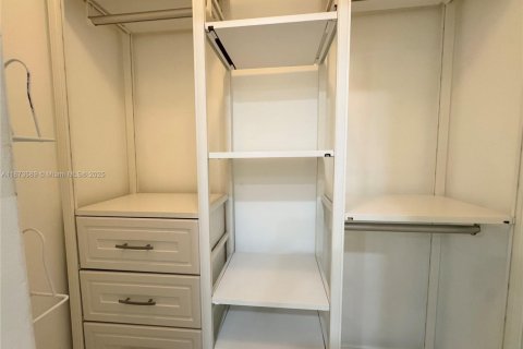 Condo in North Miami Beach, Florida, 3 bedrooms  № 1898308 - photo 25
