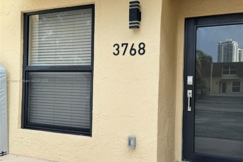 Condo in North Miami Beach, Florida, 3 bedrooms  № 1898308 - photo 3