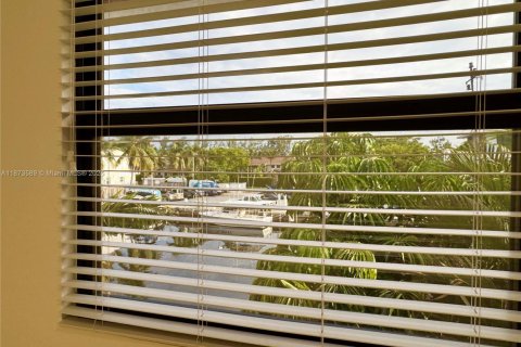 Condo in North Miami Beach, Florida, 3 bedrooms  № 1898308 - photo 30