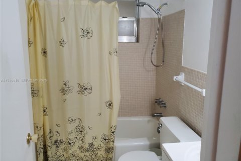 Condominio en venta en Hallandale Beach, Florida, 2 dormitorios, 87.33 m2 № 1989516 - foto 3