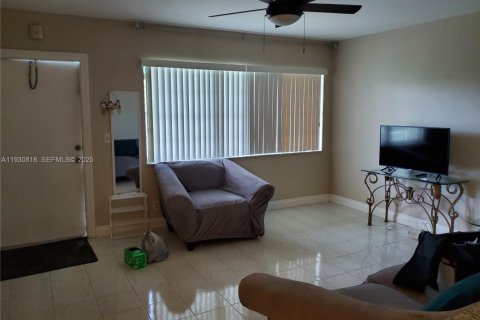 Condominio en venta en Hallandale Beach, Florida, 2 dormitorios, 87.33 m2 № 1989516 - foto 1