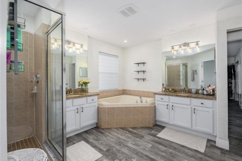 House in Land O' Lakes, Florida 5 bedrooms, 316.43 sq.m. № 2378036 - photo 25