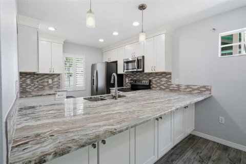 Condo in Tampa, Florida, 2 bedrooms  № 2376815 - photo 11