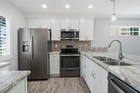 Condo in Tampa, Florida, 2 bedrooms  № 2376815 - photo 9