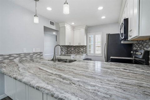 Condo in Tampa, Florida, 2 bedrooms  № 2376815 - photo 12