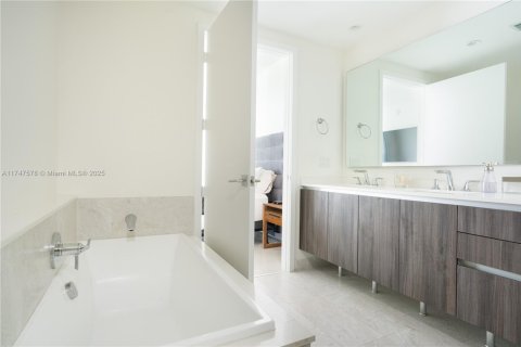 Condo in Miami, Florida, 3 bedrooms  № 1859695 - photo 27