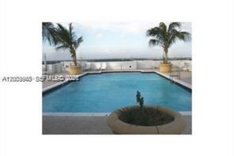 Condo in Hollywood, Florida, 1 bedroom № 2170476 - photo 12