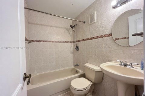 Townhouse in Hialeah, Florida 2 bedrooms, 101.17 sq.m. № 2055903 - photo 28