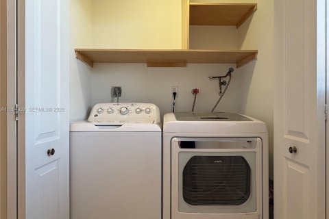 Townhouse in Hialeah, Florida 2 bedrooms, 101.17 sq.m. № 2055903 - photo 13