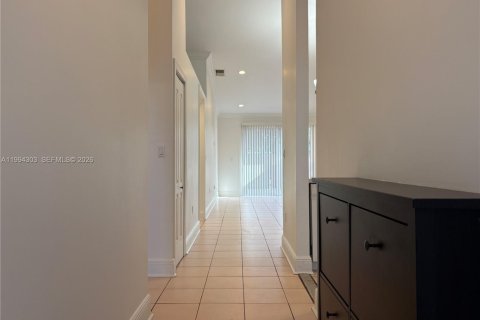 Townhouse in Hialeah, Florida 2 bedrooms, 101.17 sq.m. № 2055903 - photo 4