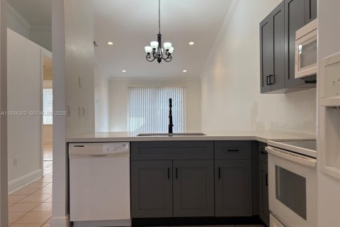 Townhouse in Hialeah, Florida 2 bedrooms, 101.17 sq.m. № 2055903 - photo 9