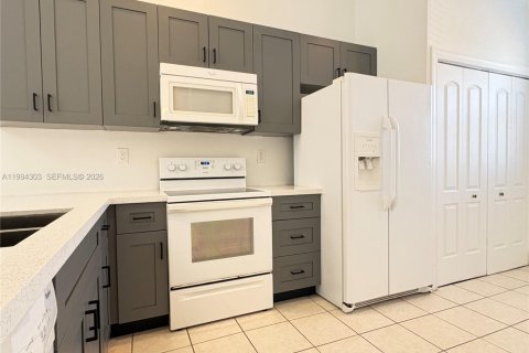 Townhouse in Hialeah, Florida 2 bedrooms, 101.17 sq.m. № 2055903 - photo 11