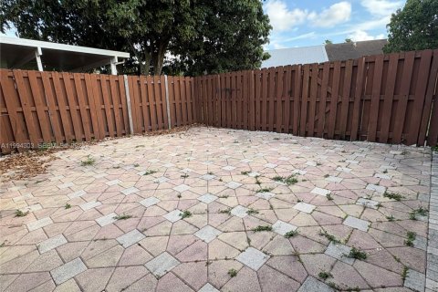 Townhouse in Hialeah, Florida 2 bedrooms, 101.17 sq.m. № 2055903 - photo 29