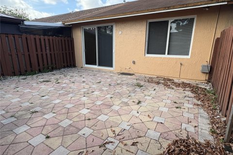 Townhouse in Hialeah, Florida 2 bedrooms, 101.17 sq.m. № 2055903 - photo 30