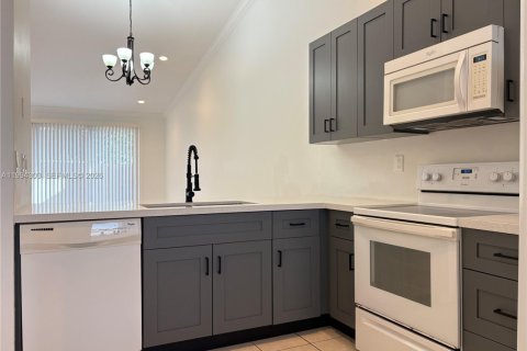 Townhouse in Hialeah, Florida 2 bedrooms, 101.17 sq.m. № 2055903