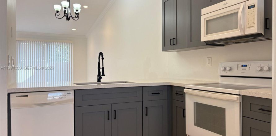 Townhouse in Hialeah, Florida 2 bedrooms, 101.17 sq.m. № 2055903