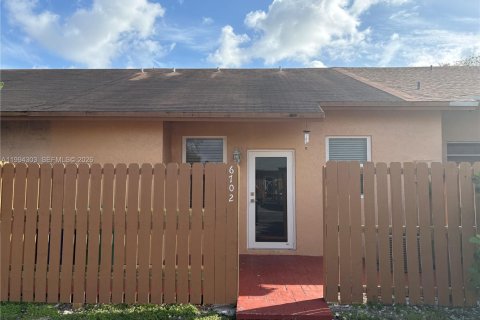 Townhouse in Hialeah, Florida 2 bedrooms, 101.17 sq.m. № 2055903 - photo 2