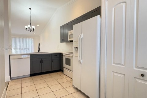 Townhouse in Hialeah, Florida 2 bedrooms, 101.17 sq.m. № 2055903 - photo 12