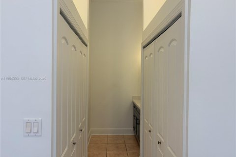 Townhouse in Hialeah, Florida 2 bedrooms, 101.17 sq.m. № 2055903 - photo 20