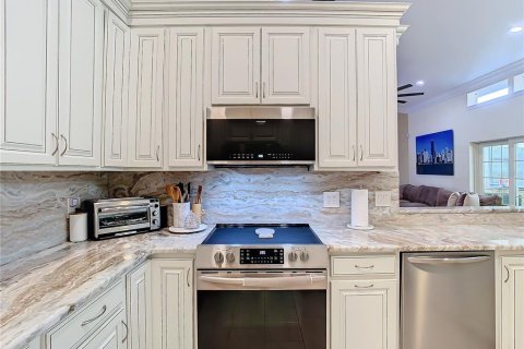 House in Orlando, Florida 4 bedrooms, 246.01 sq.m. № 2140999 - photo 10