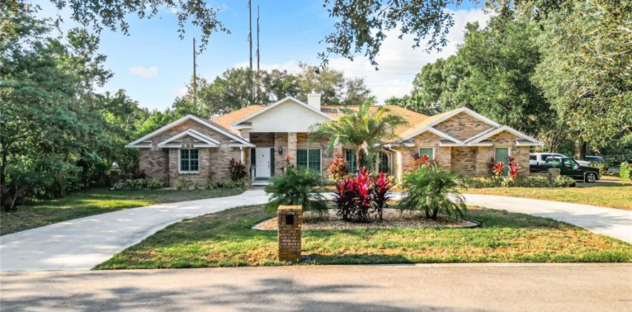 House in Orlando, Florida 4 bedrooms, 246.01 sq.m. № 2140999