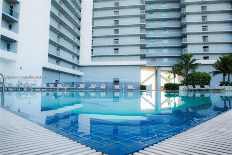 Condominio en alquiler en Miami, Florida, 1 dormitorio, 88.07 m2 № 2010755 - foto 20