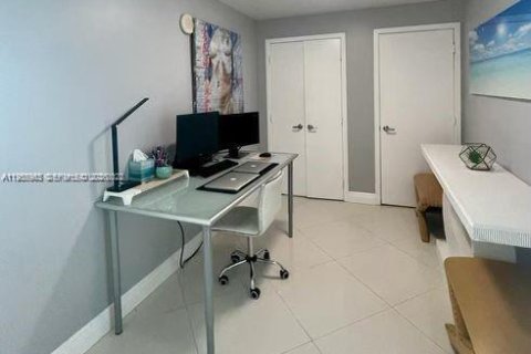 Condominio en alquiler en Miami, Florida, 1 dormitorio, 88.07 m2 № 2010755 - foto 16
