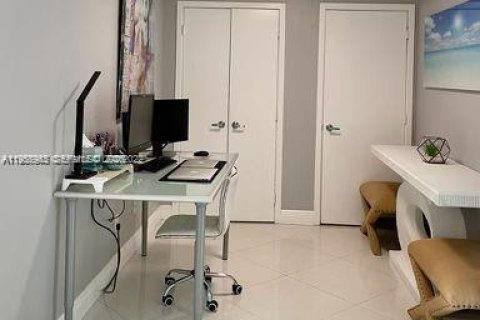 Condominio en alquiler en Miami, Florida, 1 dormitorio, 88.07 m2 № 2010755 - foto 17