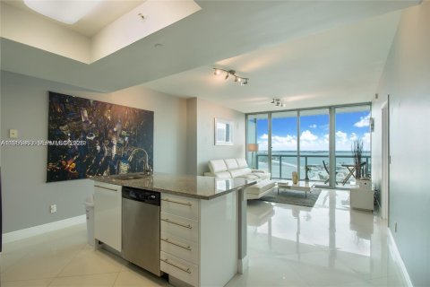 Condominio en alquiler en Miami, Florida, 1 dormitorio, 88.07 m2 № 2010755 - foto 2