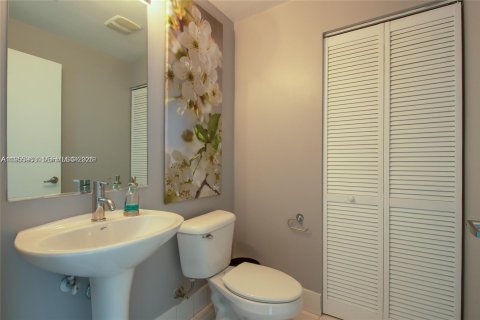 Condominio en alquiler en Miami, Florida, 1 dormitorio, 88.07 m2 № 2010755 - foto 19