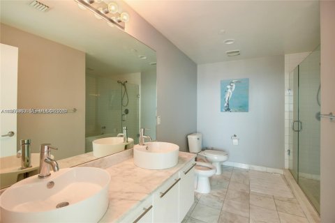 Condominio en alquiler en Miami, Florida, 1 dormitorio, 88.07 m2 № 2010755 - foto 13