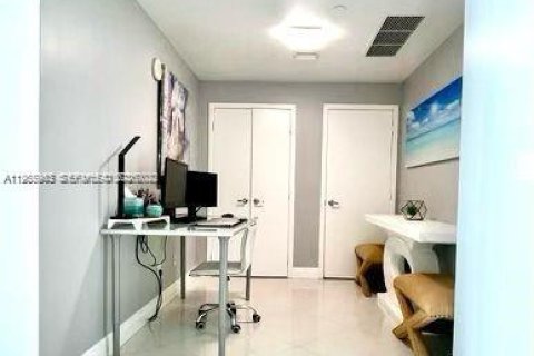 Condominio en alquiler en Miami, Florida, 1 dormitorio, 88.07 m2 № 2010755 - foto 18