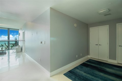 Condominio en alquiler en Miami, Florida, 1 dormitorio, 88.07 m2 № 2010755 - foto 15
