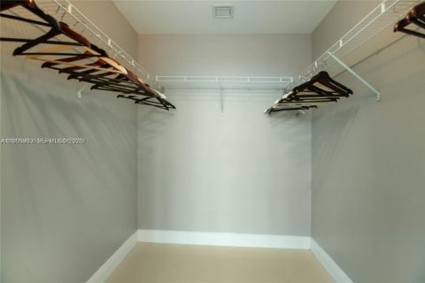 Condominio en alquiler en Miami, Florida, 1 dormitorio, 88.07 m2 № 2010755 - foto 14