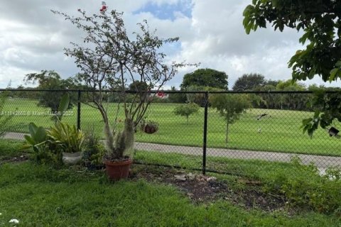 Condo in Hialeah, Florida, 2 bedrooms  № 1834261 - photo 13