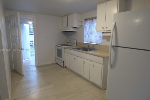 Casa en alquiler en DeLand, Florida, 2 dormitorios, 65.77 m2 № 1996734 - foto 3