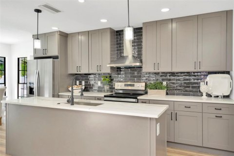 Villa ou maison à vendre à Tampa, Floride: 4 chambres, 212.75 m2 № 2149212 - photo 28