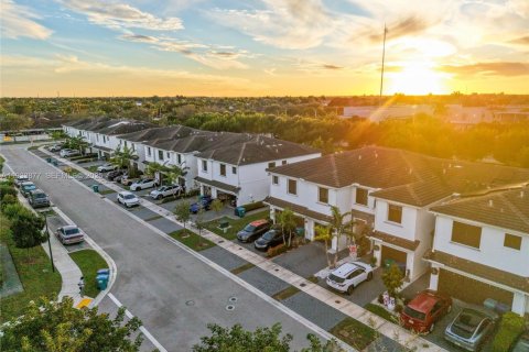Adosado en venta en Homestead, Florida, 3 dormitorios, 142.14 m2 № 1992381 - foto 3