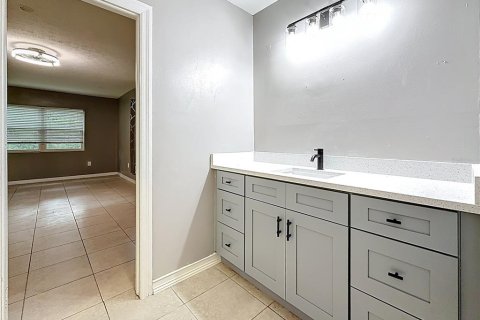 House in Temple Terrace, Florida 4 bedrooms, 203.27 sq.m. № 1795743 - photo 29