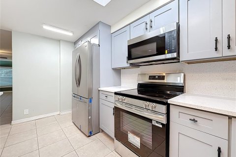 House in Temple Terrace, Florida 4 bedrooms, 203.27 sq.m. № 1795743 - photo 10