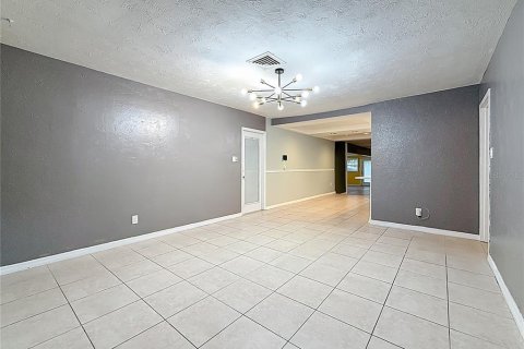 House in Temple Terrace, Florida 4 bedrooms, 203.27 sq.m. № 1795743 - photo 14