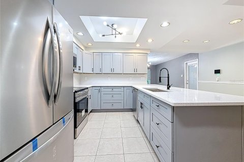 House in Temple Terrace, Florida 4 bedrooms, 203.27 sq.m. № 1795743 - photo 9