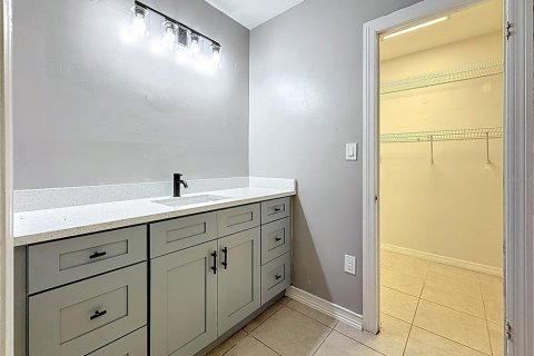 House in Temple Terrace, Florida 4 bedrooms, 203.27 sq.m. № 1795743 - photo 28