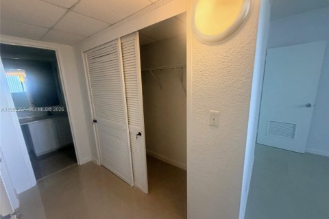 Condo in Hollywood, Florida, 1 bedroom  № 2053067 - photo 12