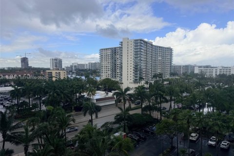 Condo in Hollywood, Florida, 1 bedroom  № 2053067 - photo 3